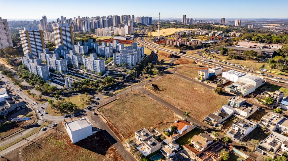 Aerial view of Londrina cityscape showcasing residential and commercial areas under a clear sky in Brazil.