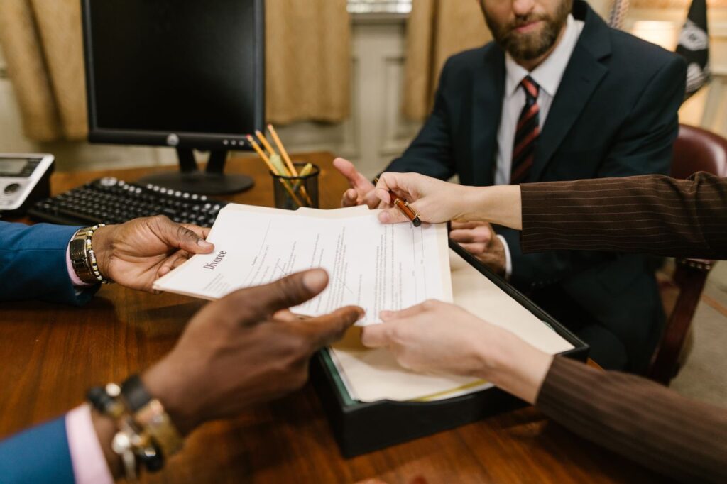 Contrato de compra e venda desfeito: saiba como proceder e proteger seus direitos.