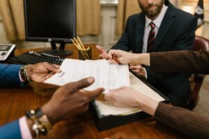 O que fazer se o contrato de compra e venda for desfeito? Guia completo para proteger seus direitos